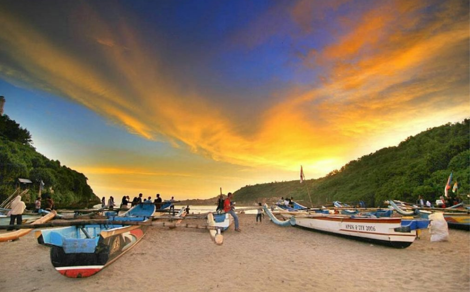 Pantai Baron: Surga Pantai di Gunungkidul yang Wajib Dikunjungi