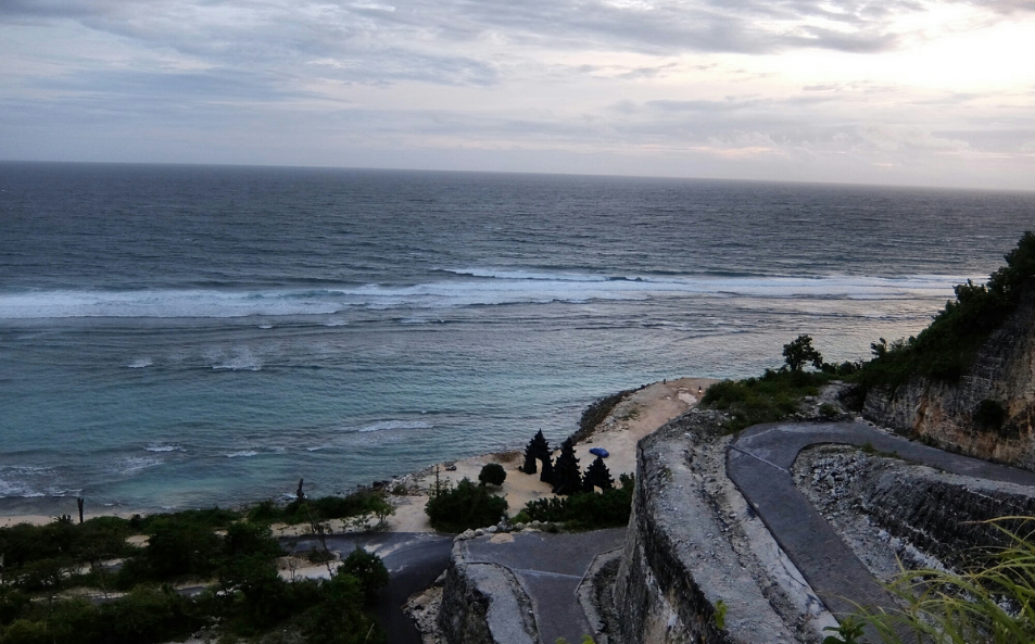 Pantai Melasti: Surga Tersembunyi di Bali