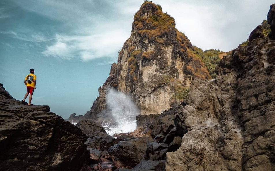 Pesona Pantai Watu Lumbung yang Menggoda Wisatawan