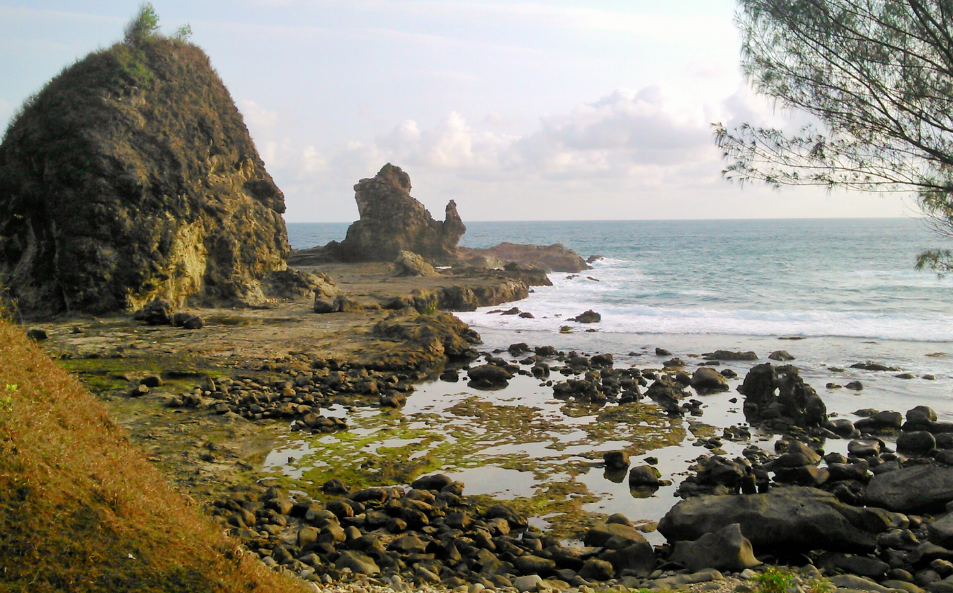 Pesona Pantai Watu Lumbung yang Menggoda Wisatawan