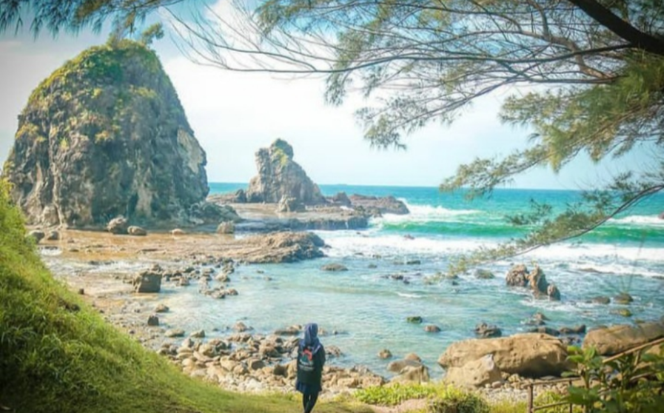 Pesona Pantai Watu Lumbung yang Menggoda Wisatawan