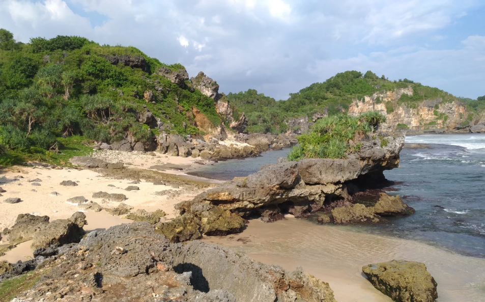 Keindahan Alam dan Keunikan Pantai Watu Lumbung