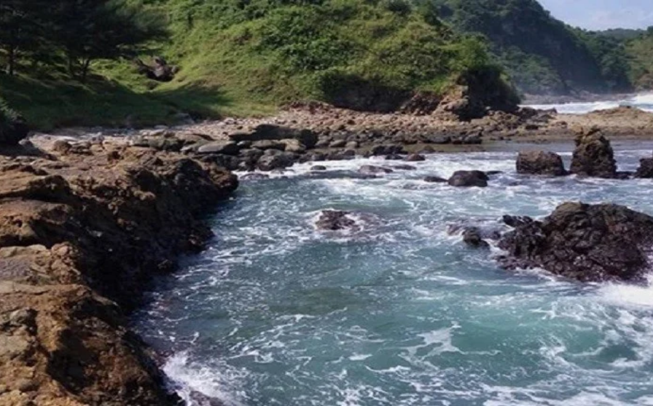 Keindahan Alam dan Keunikan Pantai Watu Lumbung