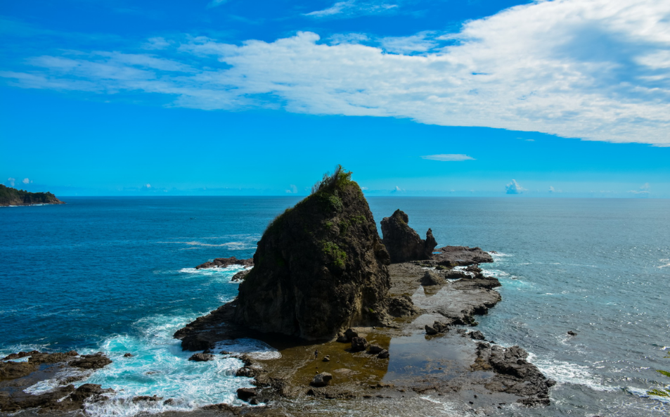 Menguak Pesona Tersembunyi Pantai Watu Lumbung