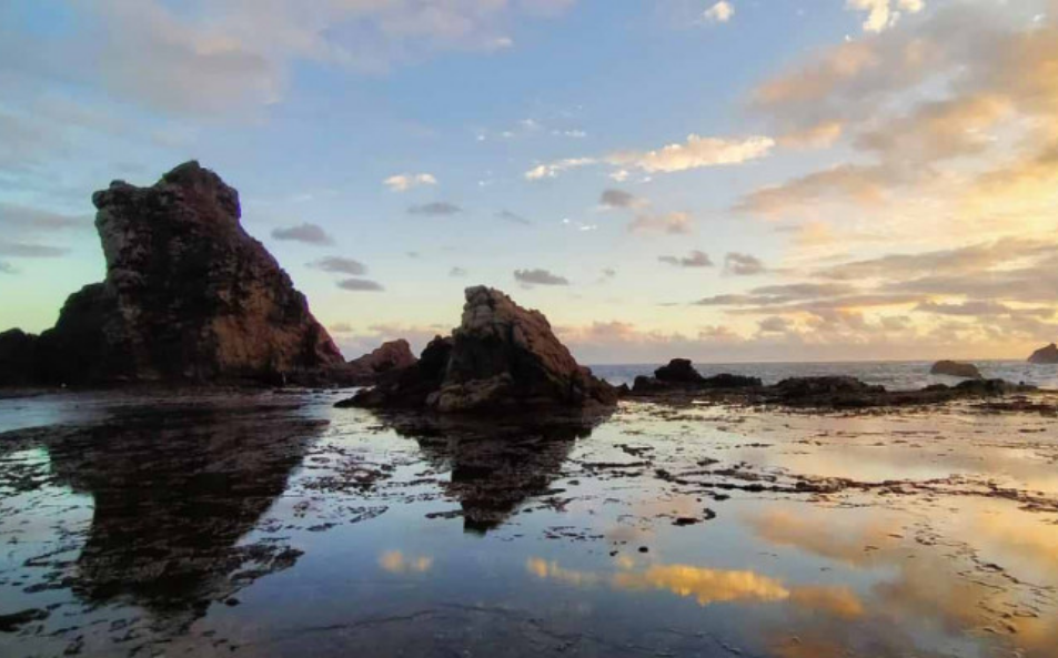 Keindahan Pantai Watu Lumbung yang Masih Perawan