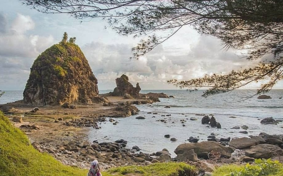 Keindahan Pantai Watu Lumbung yang Masih Perawan
