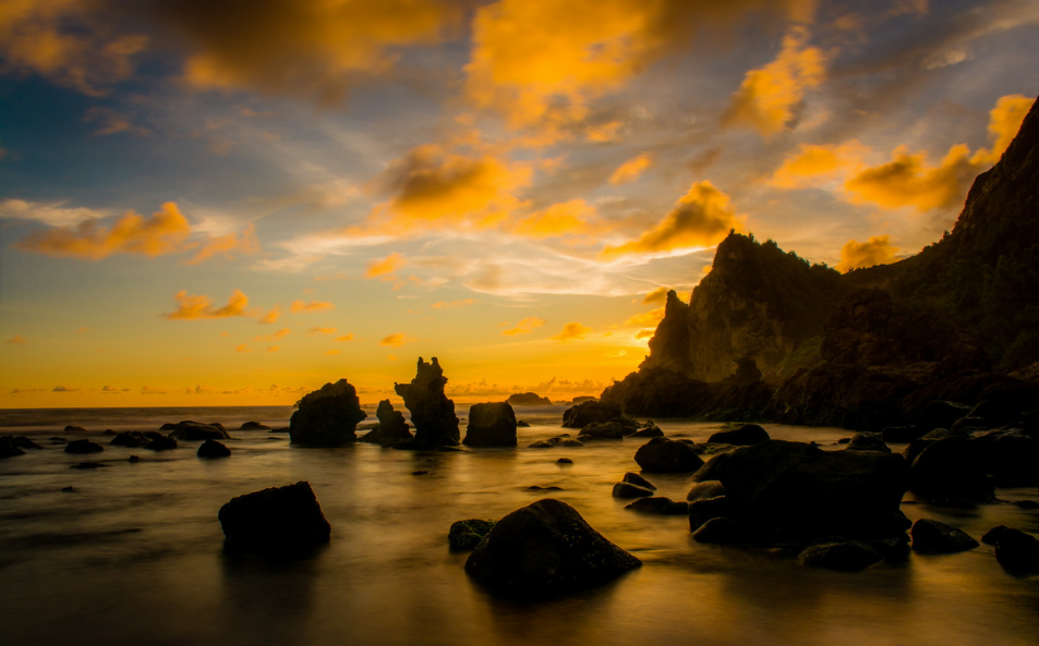 Keindahan Pantai Watu Lumbung yang Masih Perawan