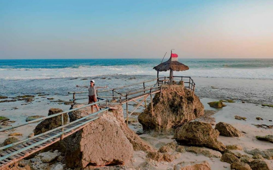 Rahasia di Balik Keindahan Pantai Watulawang