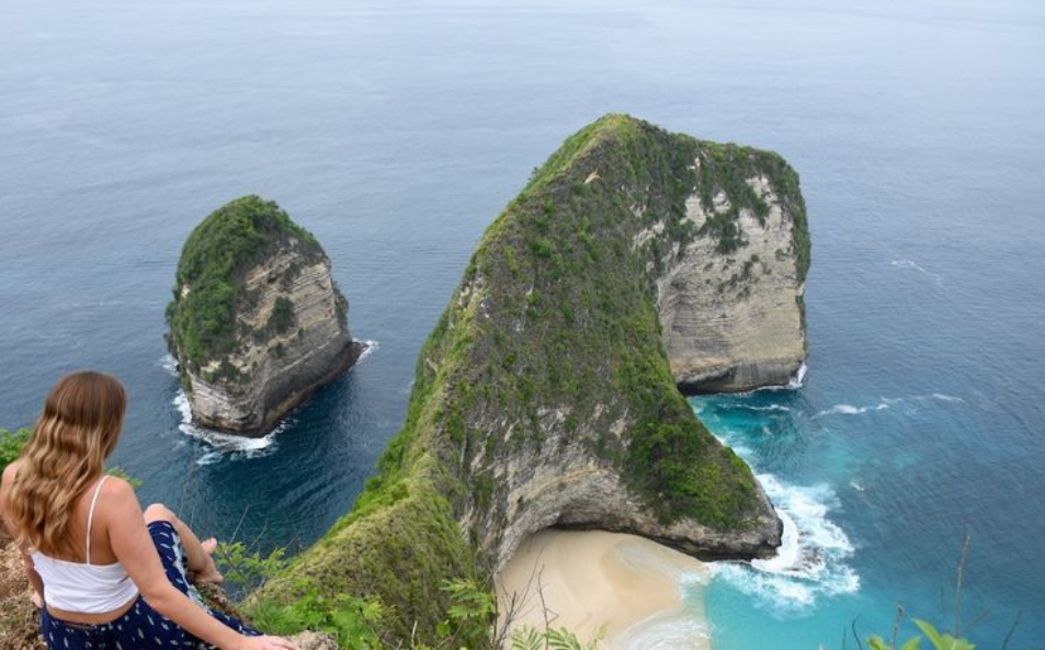 Kelingking Beach: A Perfect Blend of Adventure and Scenery